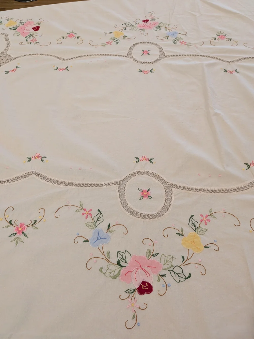 Vintage 1939-40s Handmade Embroidered Linen Fabric (Cotton?)Crocheted Lace